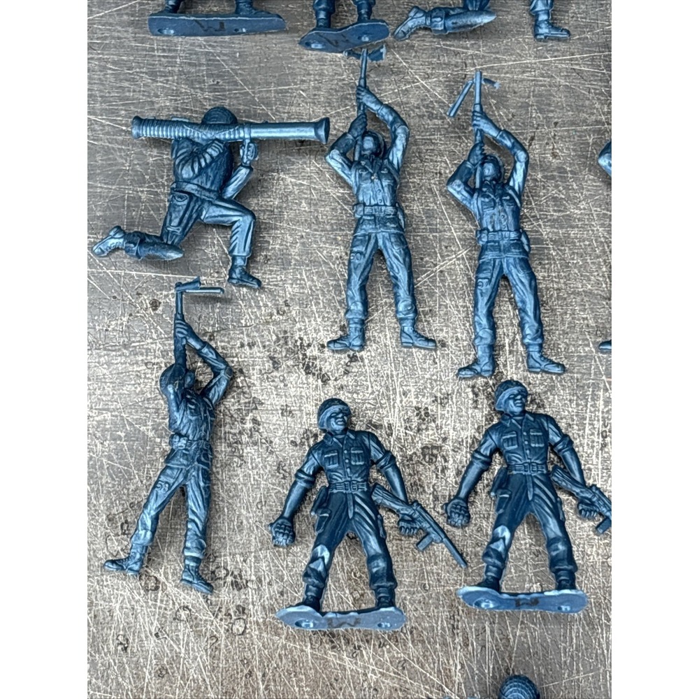 Lot Of 16 1950's MPC Metallic Steel Blue Plastic Army Men Various Poses - Picture 4 of 7